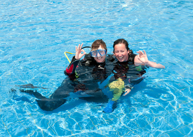 Two female divers in a swimming Pool
