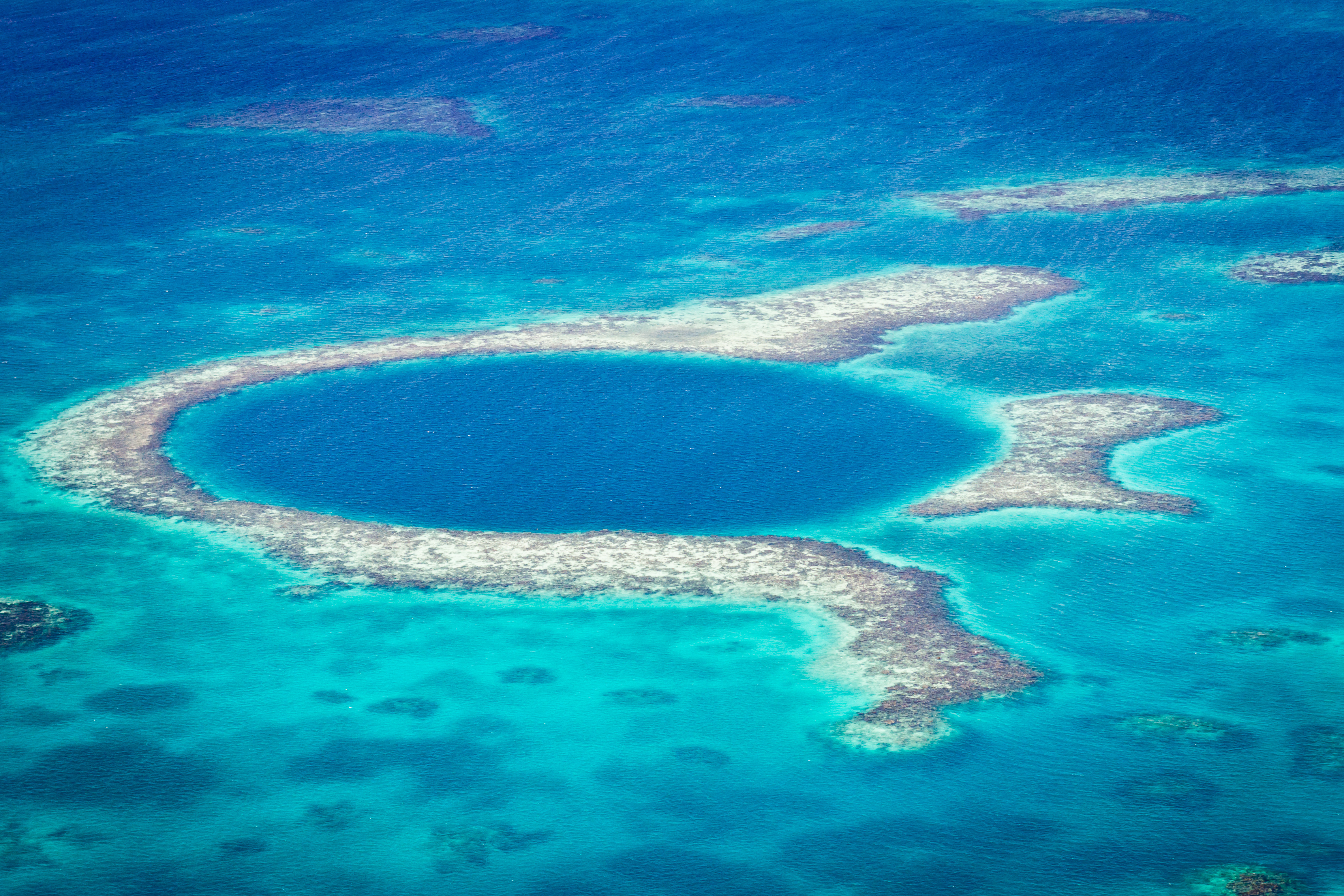 Выберите самый большой океан. Барьерный риф Белиз. Белизский Барьерный риф и большая голубая дыра. Большая голубая дыра Белиз Центральная Америка. Голубая дыра Белиз.